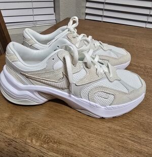 Nike AL8 Women Size 7, New No Box